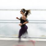 Läuferin mit Sonnenbrille beim schnellen Lauf durch die Stadt mit dem Ziel 10 km unter 50 Minuten