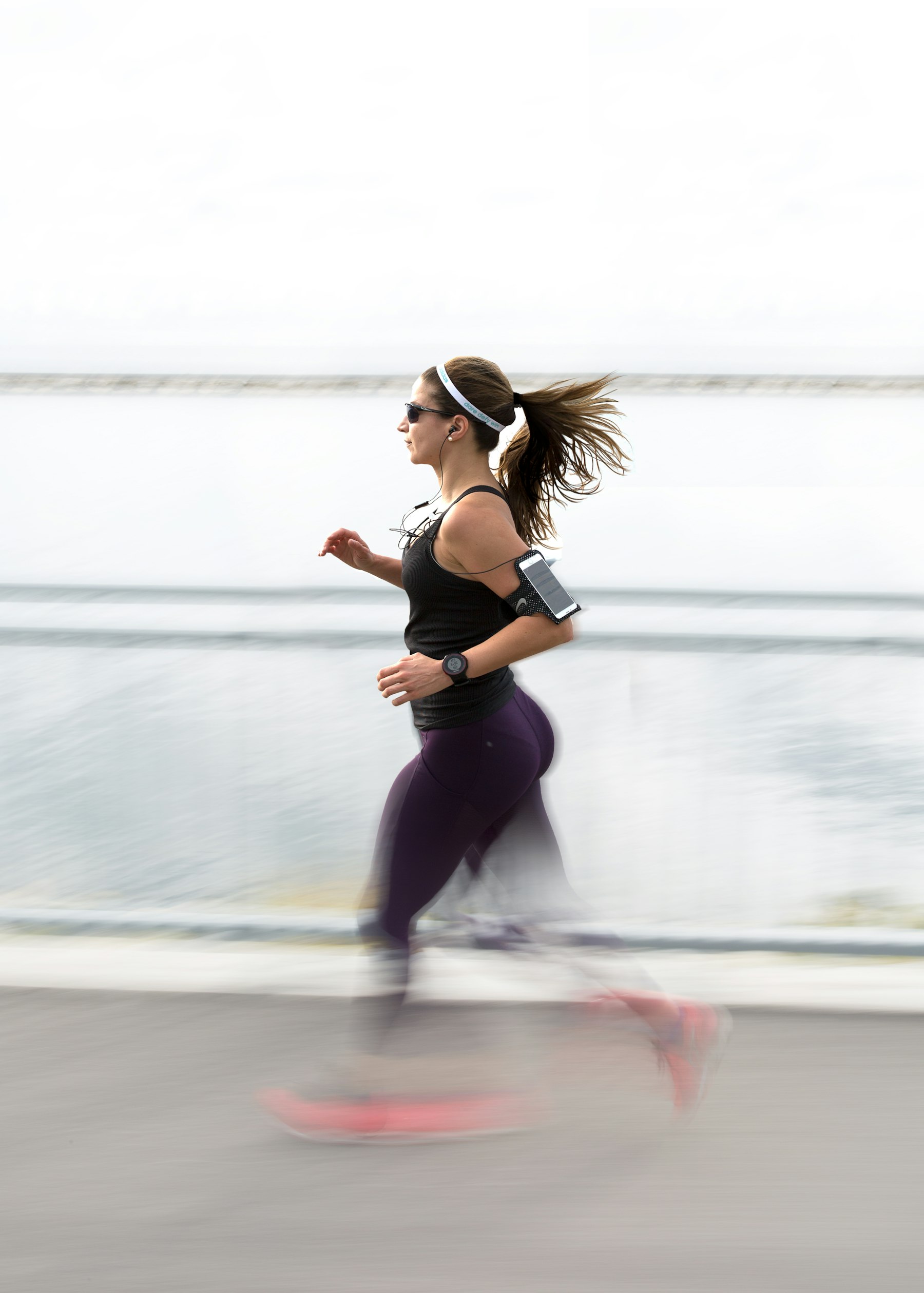 Läuferin mit Sonnenbrille beim schnellen Lauf durch die Stadt mit dem Ziel 10 km unter 50 Minuten