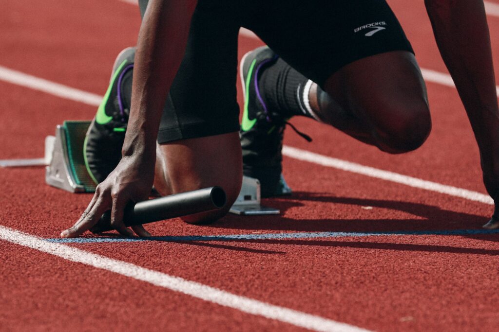 Leichtathlet auf einer Laufbahn im Stadion