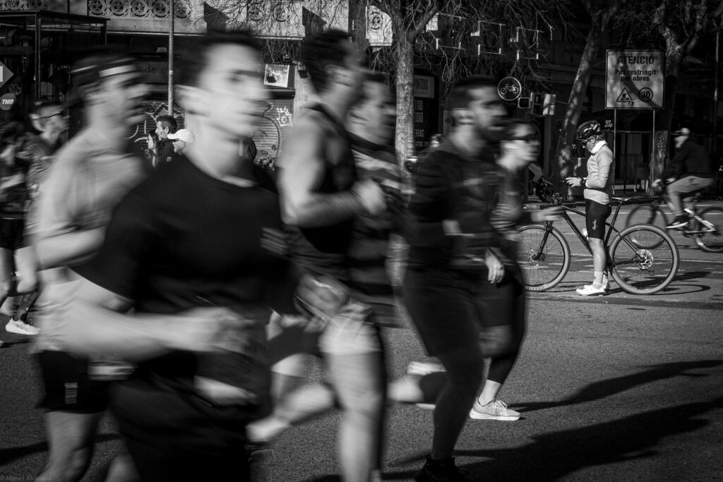 Läuferinnen und Läufer bei einem Rennen in der Nacht, Laufkleidung mit Reflektoren sorgt für Sichtbarkeit