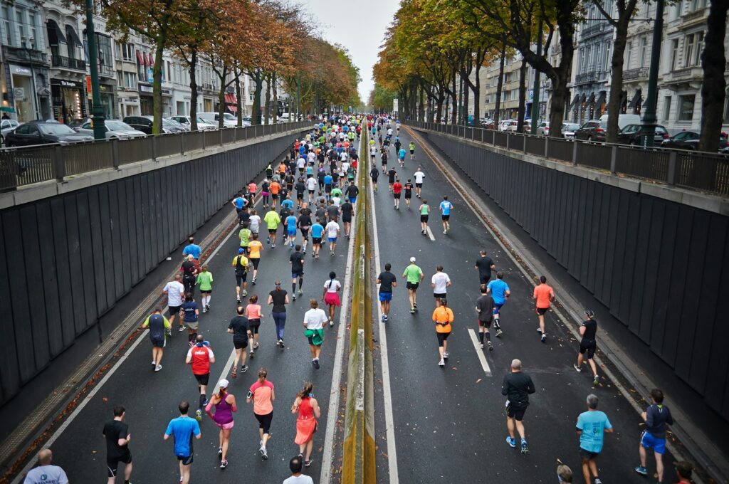 Läuferinnen und Läufer bei einem Stadtmarathon auf einer breiten Straße