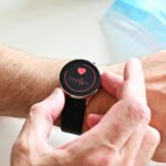 Pulsbereiche im Blick: Smartwatch am Handgelenk zeigt die aktuelle Herzfrequenz an