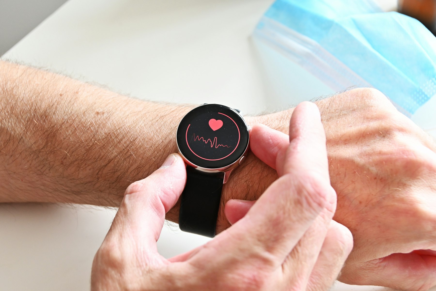 Pulsbereiche im Blick: Smartwatch am Handgelenk zeigt die aktuelle Herzfrequenz an