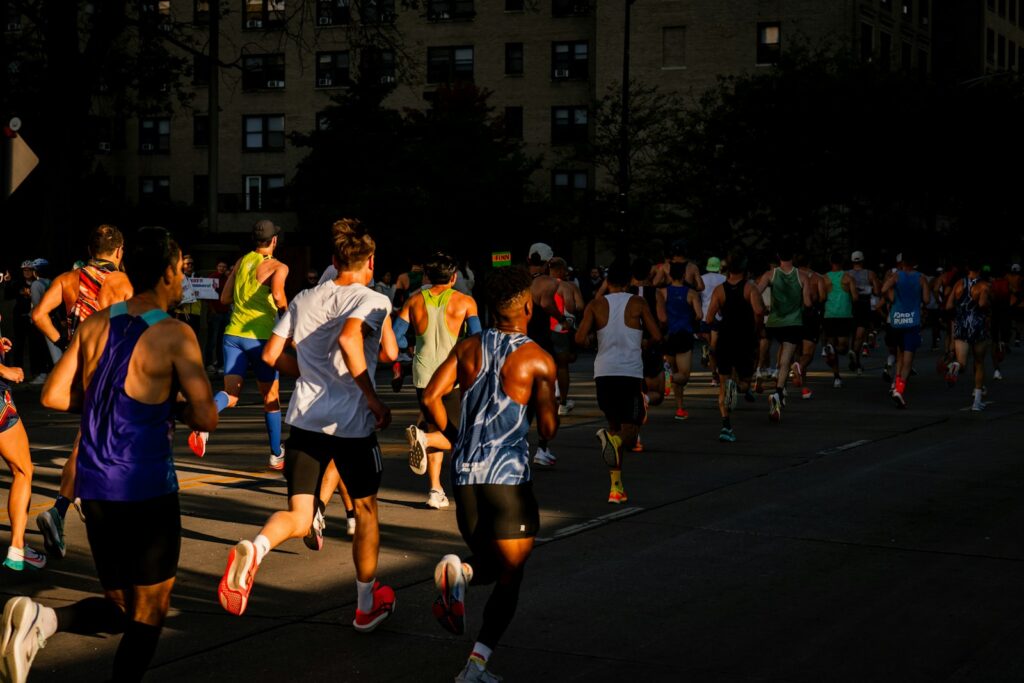 Läuferinnen und Läufer bei einem Stadtmarathon, für den sich Carboloading lohnt