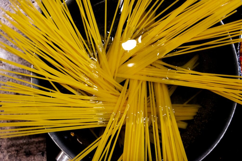 Ungekochte Spaghetti in einem Kochtopf als Grundlage für das Carboloading