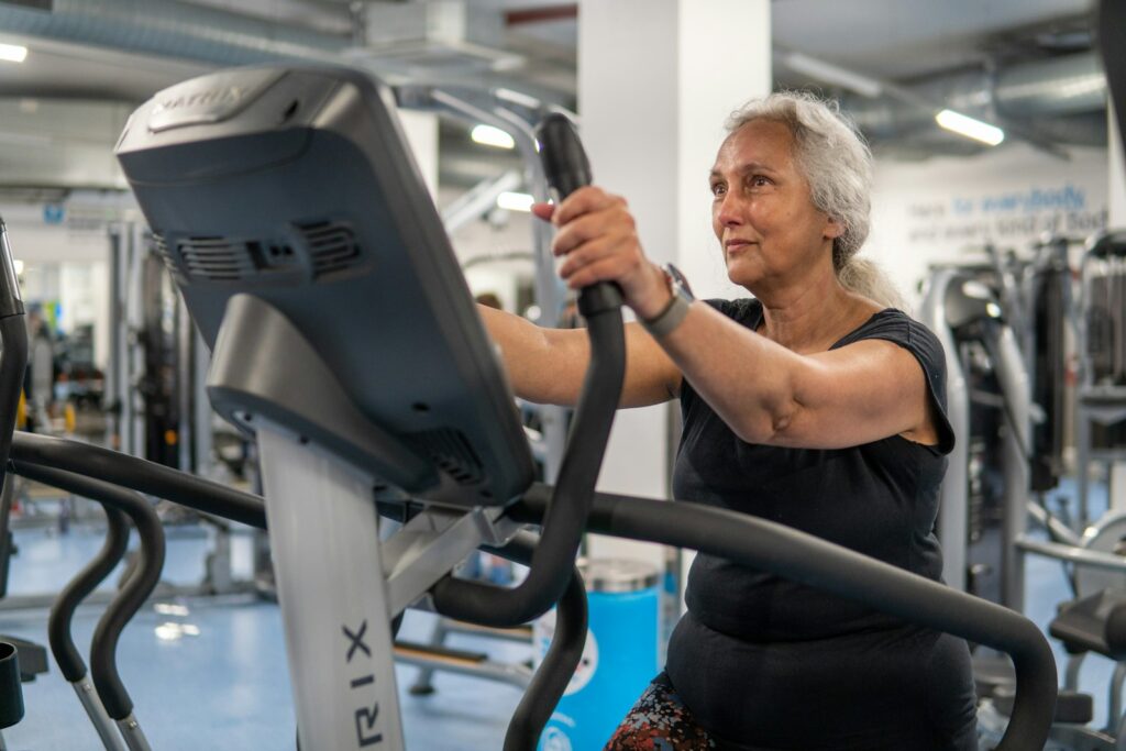 Ältere Frau beim Ausdauertraining im Fitnessstudio