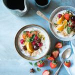 Frühstück vor dem Training: zwei Schalen Haferbrei mit frischem Obst