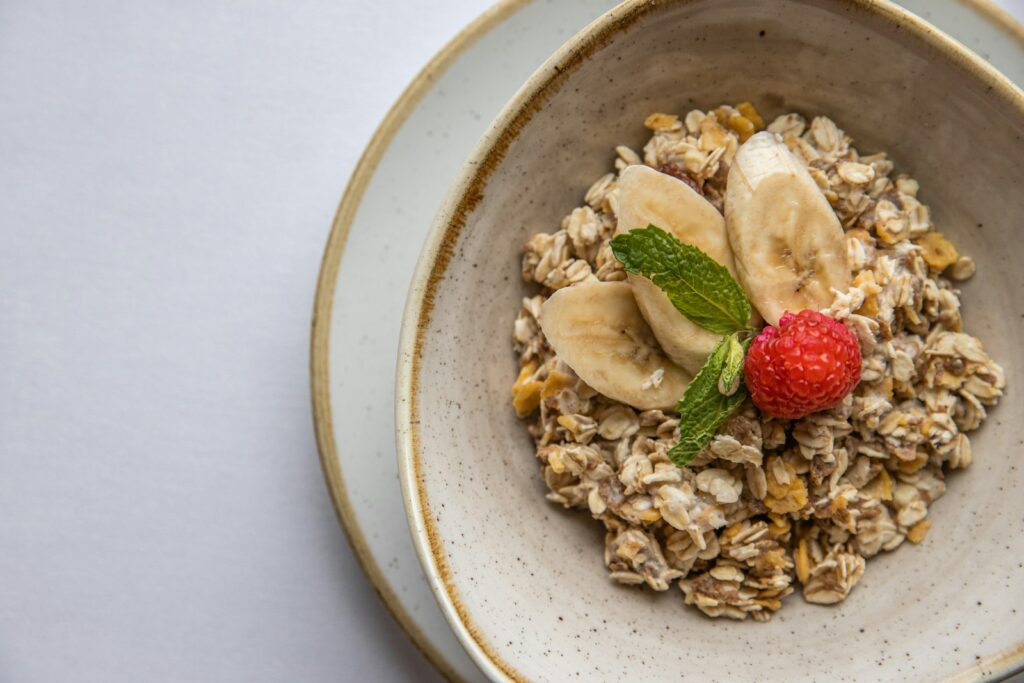 Frühstück vor dem Training: Schale mit Haferflocken, Bananenscheiben und Beeren