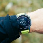 GPS-Laufuhr am Handgelenk bei einer Bergtour in Nahaufnahme