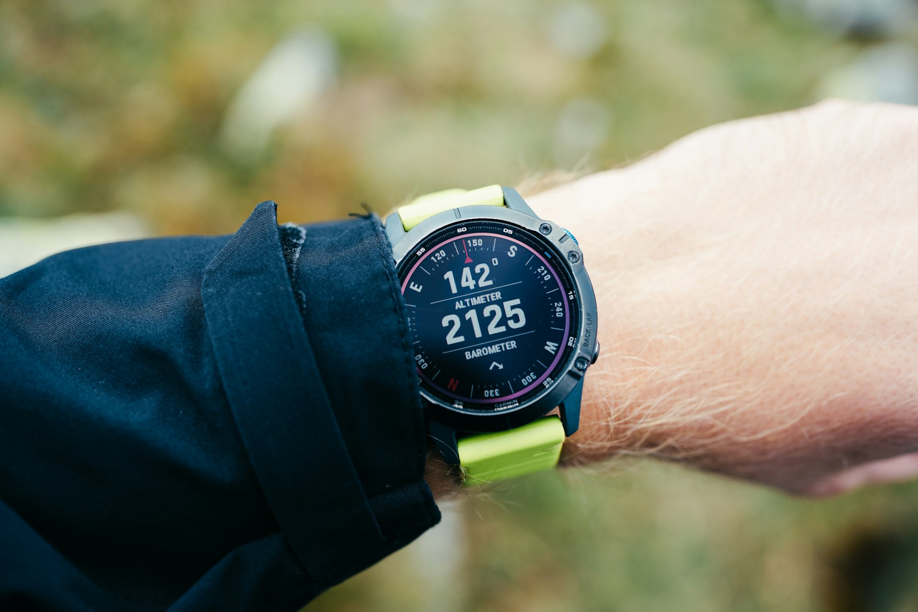 GPS-Laufuhr am Handgelenk bei einer Bergtour in Nahaufnahme