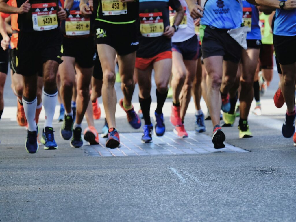 Läuferfeld auf asphaltierter Straße während eines Rennens über die Halbmarathon Distanz
