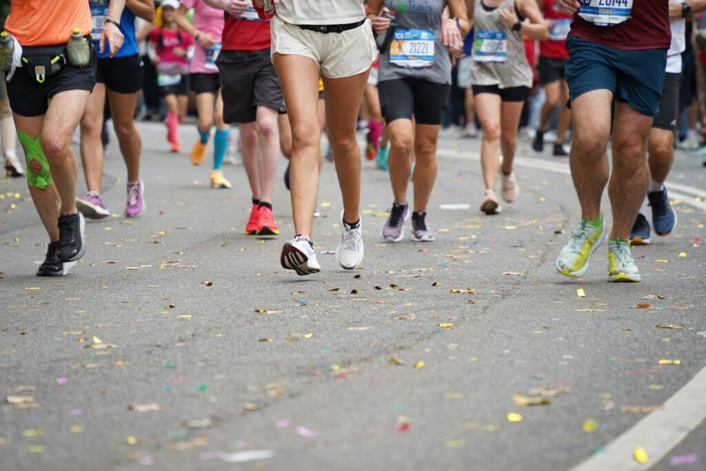 Gruppe von Läufern beim gemeinsamen Training für den Halbmarathon