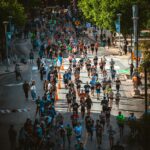 Läuferinnen und Läufer bei einem Straßenlauf in der Stadt als Ziel für den Halbmarathon-Trainingsplan