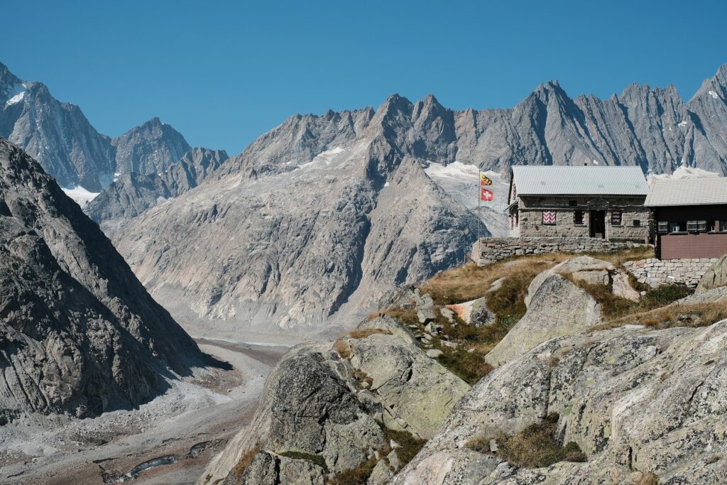 Berghütte im Hochgebirge vor einem Gletscher in den Schweizer Alpen