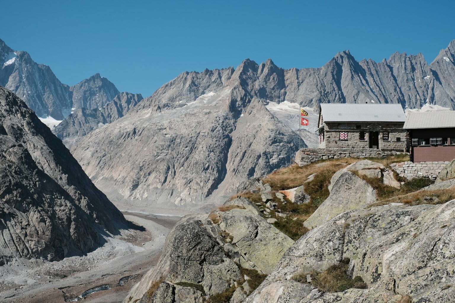 Berghütte im Hochgebirge vor einem Gletscher in den Schweizer Alpen