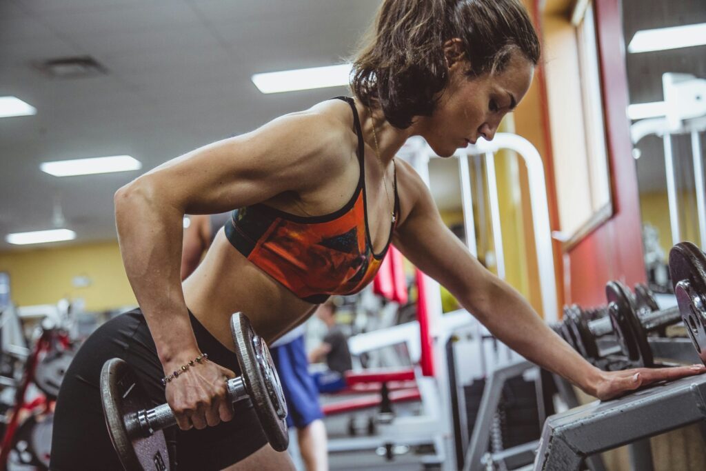 Konzentrierte Frau beim Krafttraining für Frauen im Fitnessstudio