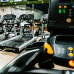Laufbandtraining: Läufer auf einem Laufband in einem leeren Fitnessstudio am Abend