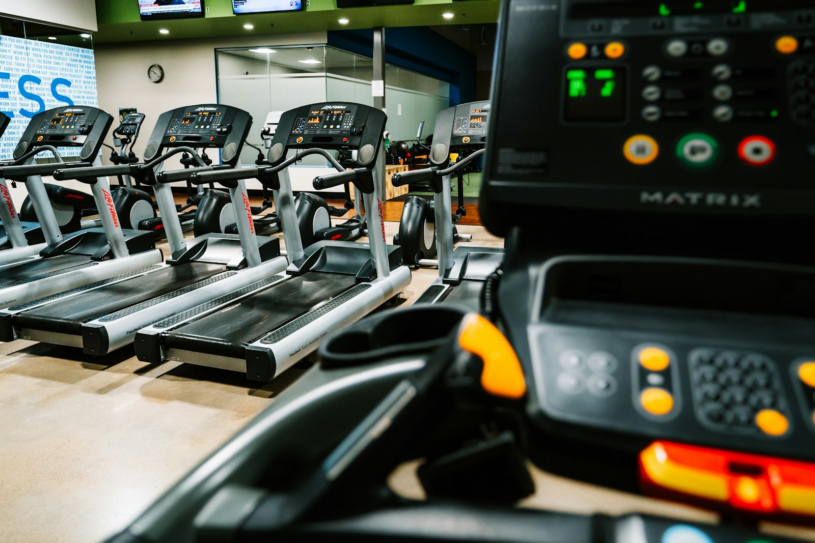 Laufbandtraining: Läufer auf einem Laufband in einem leeren Fitnessstudio am Abend