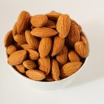 Schale mit Mandeln als magnesiumreicher Snack, Symbolbild zu Magnesium bei Muskelkater