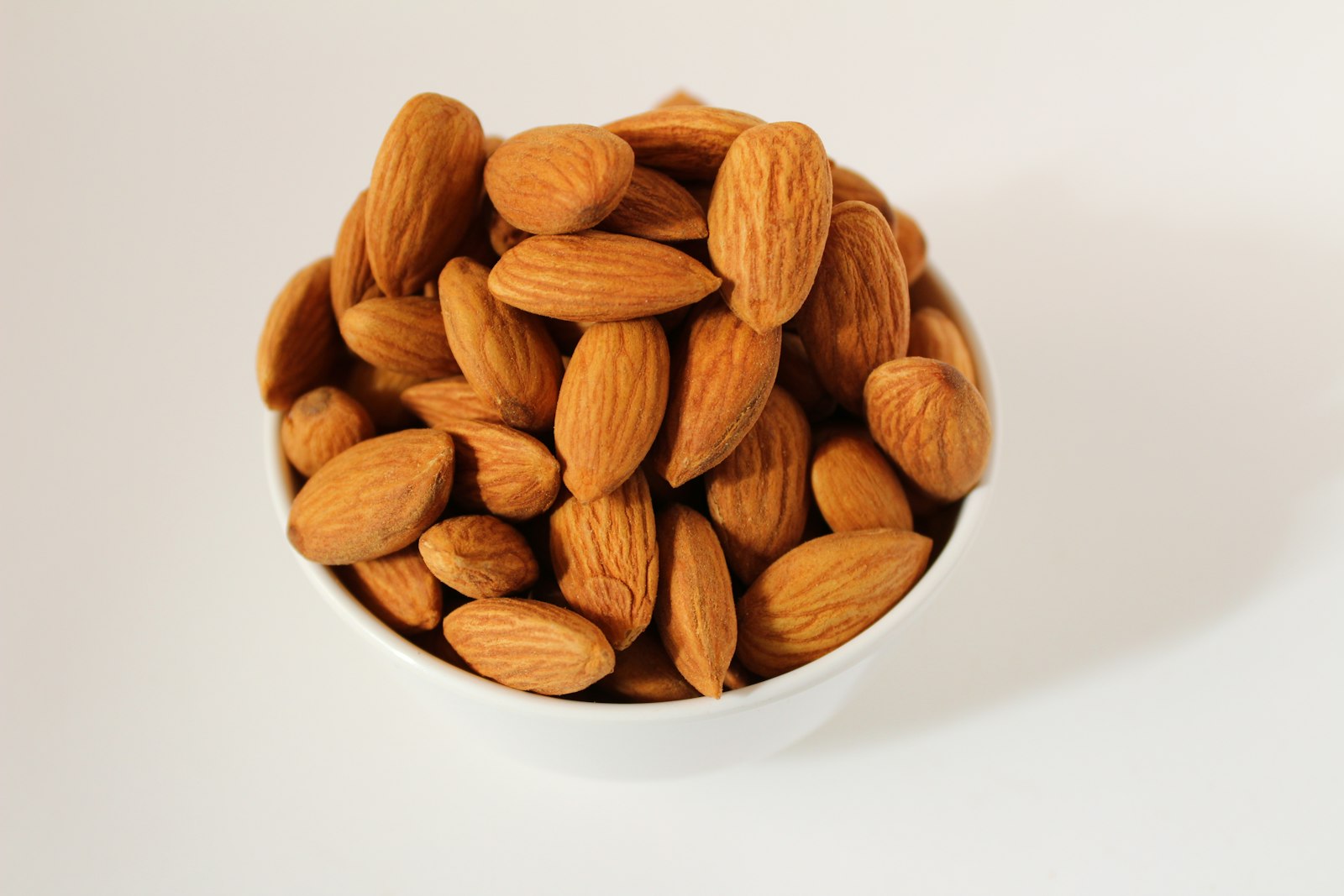 Schale mit Mandeln als magnesiumreicher Snack, Symbolbild zu Magnesium bei Muskelkater