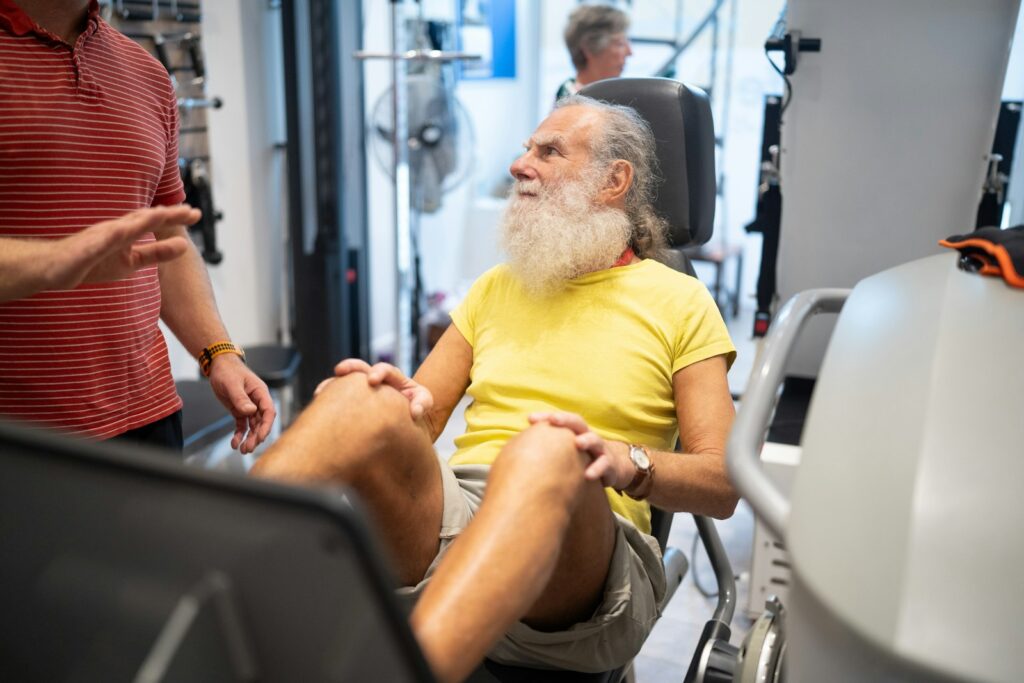 Älterer Mann trainiert im Fitnessstudio gegen Muskelabbau