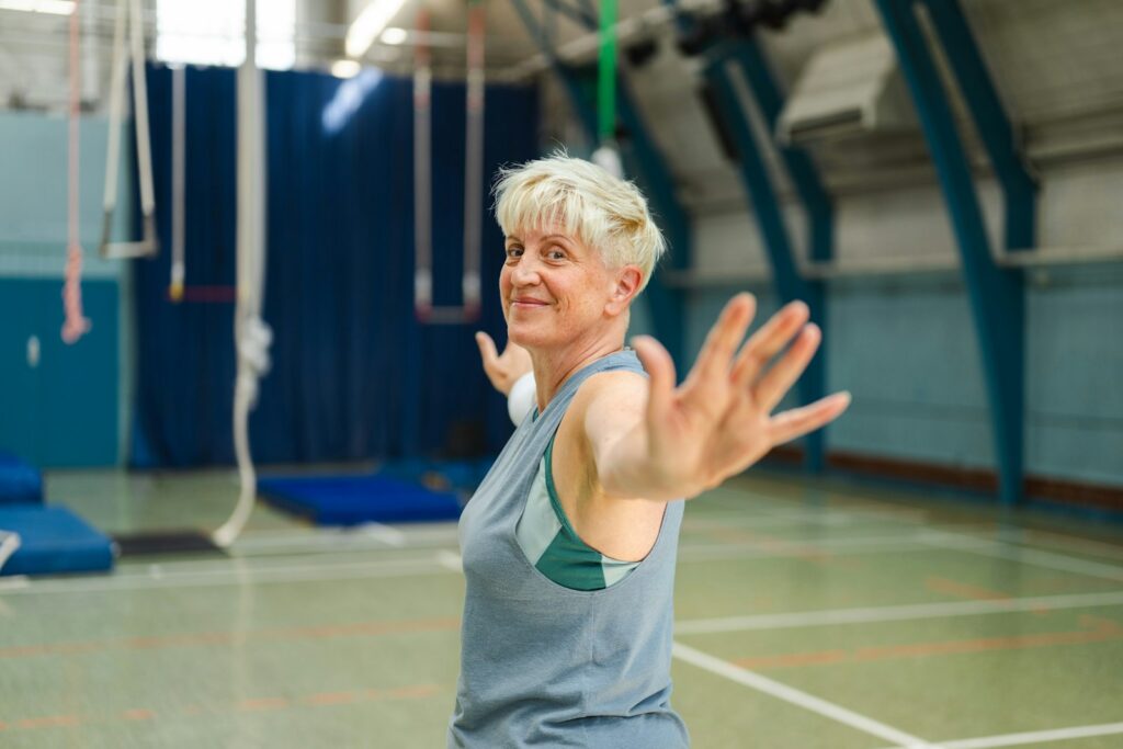 Ältere Frau mit kurzen blonden Haaren beim Training im Fitnessstudio