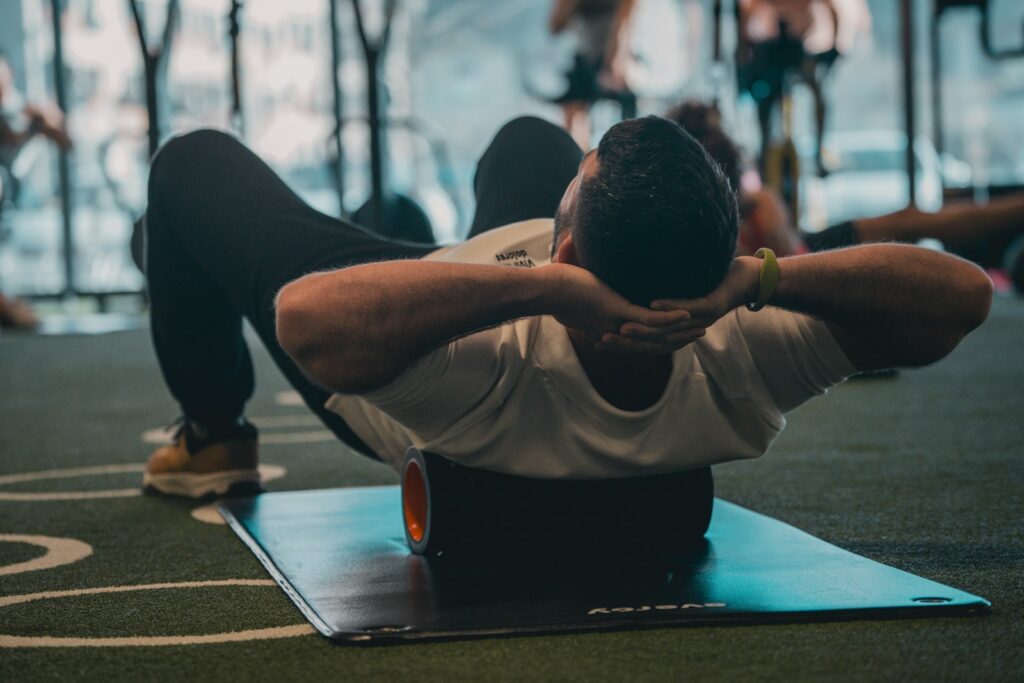 Gruppe trainiert unter Anleitung im Fitnessstudio