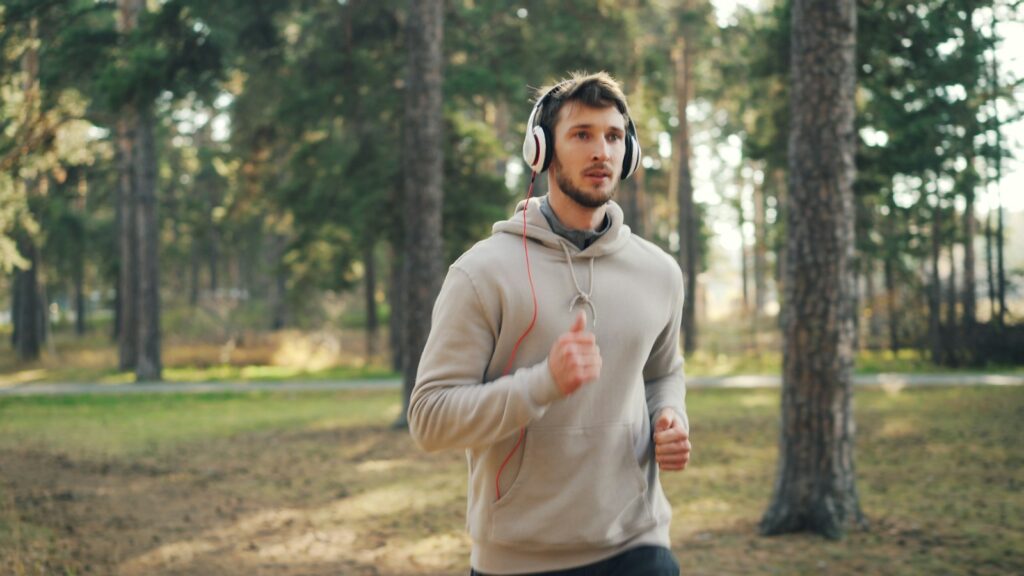 Mann läuft locker durch den Wald, wie oft laufen als Anfänger