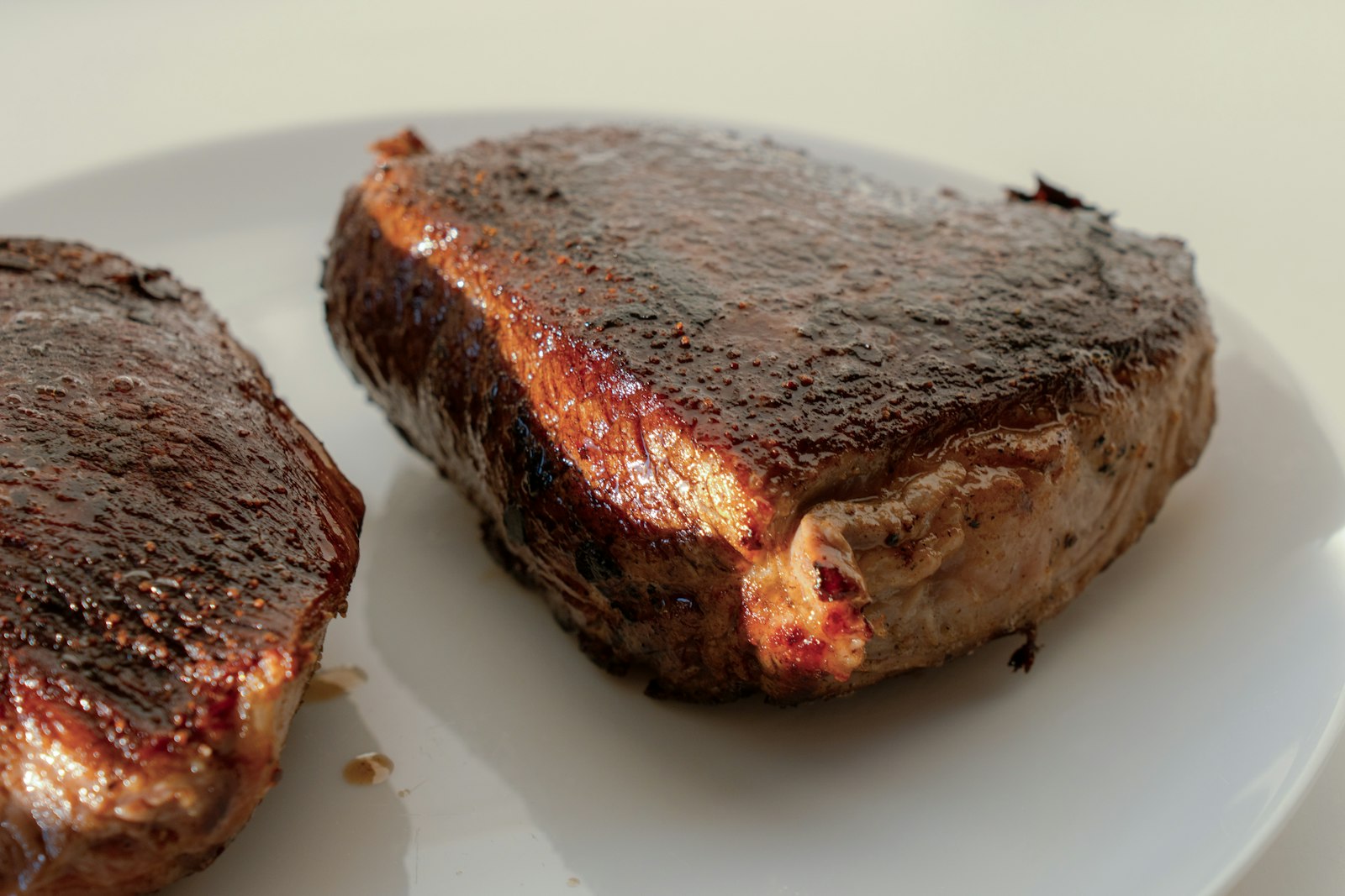 Zu viel Protein: zwei gebratene Steaks auf einem weißen Teller