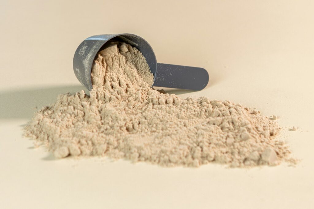 Messlöffel mit Proteinpulver als mögliche Quelle für zu viel Protein