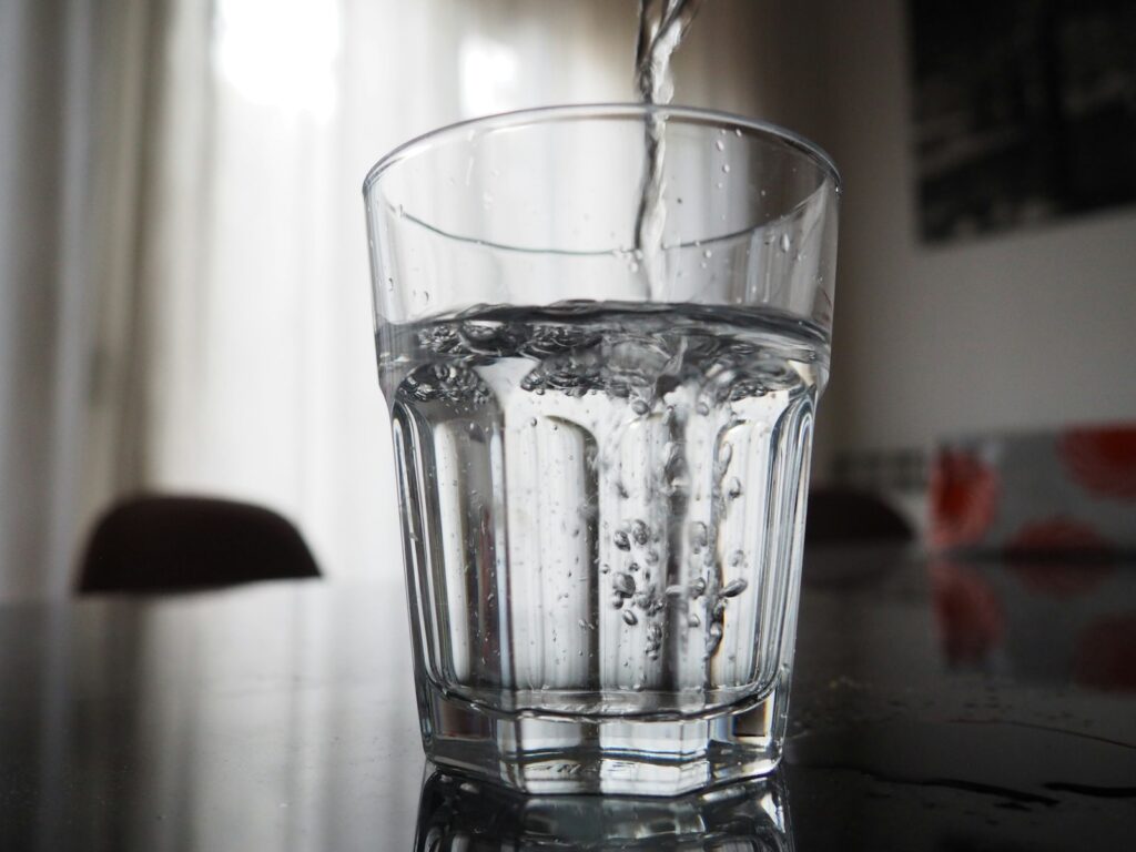 Wasser wird in ein Glas gegossen